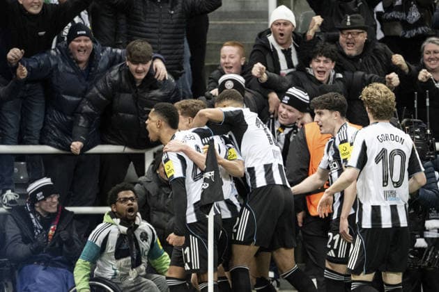 NEWCASTLE UPON TYNE, ENGLAND - MARCH 10: Harvey Barnes of Newcastle United FC celebrate with teammate after scoring the team s first goal during the UEFA Champions League 2025 26 Round of 16 First Leg match between Newcastle United FC and FC Barcelona, Barca at St James Park on March 10, 2026 in Newcastle upon Tyne, England. (Photo by Richard Callis Sports Press Photo )  Copyright: xSportsxPressxPhotox Sportspressphoto_SPR107604