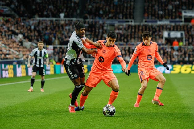 Newcastle United v Barcelona, Champions League Anthony Elanga of Newcastle United battles with Joao Cancelo of Barcelona during the Champions League match between Newcastle United and Barcelona at St. James s Park, Newcastle, UK on 10 March 2026. Newcastle St. James s Park Tyne and Wear UK Editorial use only , Copyright: xCraigxCowanx PSI-23867-0159