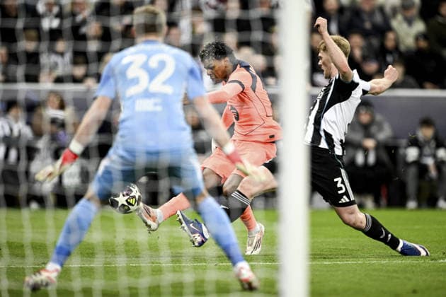 NEWCASTLE UPON TYNE, ENGLAND - MARCH 10: Lamine Yamal of FC Barcelona, Barca (C) shoots for goal during the UEFA Champions League 2025 26 Round of 16 First Leg match between Newcastle United FC and FC Barcelona at St James Park on March 10, 2026 in Newcastle upon Tyne, England. (Photo by Richard Callis Sports Press Photo )  Copyright: xSportsxPressxPhotox Sportspressphoto_SPR107843