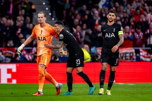 Atletico de Madrid v Tottenham Hotspur FC - UEFA Champions League 2025 26 Round of 16 First Leg Antonin Kinsky of Tottenham Hotspur is substituted after conceding three goals in the first half and he is comforted by his teammates Pedro Porro and Cristian Romero during the UEFA Champions League 2025 26 Round of 16 First Leg match between Atletico de Madrid and Tottenham Hotspur FC at Estadio Riyadh Air Metropolitano on March 10, 2026 in Madrid, Spain. Madrid Estadio Riyadh Air Metropolitano Madrid Spain Copyright: xAlbertoxGardinx AGardin_20260310_Foot_Champ_Atl_Mad_Tot_Hot_1344