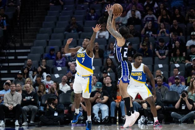 March 10, 2026, Sacramento, Ca, USA: Sacramento Kings guard Devin Carter (22) shoots a three-point basket defended by Indiana Pacers guard Kam Jones (7) during a game at the Golden 1 Center on Tuesday, March 10, 2026 in Sacramento. Sacramento USA - ZUMAj89_ 20260310_zaf_j89_005 Copyright: xPaulxKitagakixJr.x