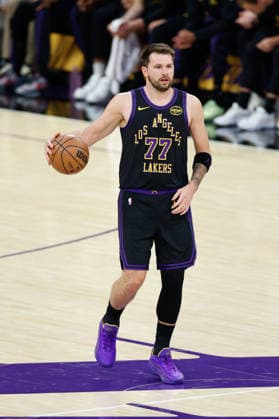 LOS ANGELES, CA - MARCH 10: Los Angeles Lakers guard Luka Doncic (77) dribbles the ball during the Minnesota Timberwolves vs Los Angeles Lakers game on March 10, 2026, at Crypto.com Arena in Los Angeles, CA. (Photo by Jevone Moore Icon Sportswire) NBA, Basketball Herren, USA MAR 10 Minnesota Timberwolves at Los Angeles Lakers EDITORIAL USE ONLY Icon20260310030