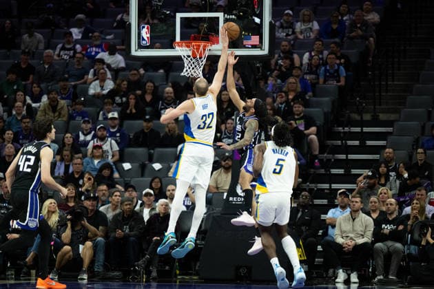 March 10, 2026, Sacramento, Ca, USA: Sacramento Kings guard Devin Carter (22) shots around Indiana Pacers center Jay Huff (32) during a game at the Golden 1 Center on Tuesday, March 10, 2026 in Sacramento. California News - March 10, 2026  - ZUMAj89_ 20260310_zaf_j89_009 Copyright: xPaulxKitagakixJr.x