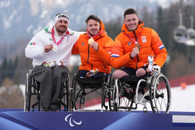 (260311) -- CORTINA D AMPEZZO, March 11, 2026 -- Gold medalist Jeroen Kampschreur (C) of the Netherlands, silver medalist Rene de Silvestro (L) of Italy and bronze medalist Niels de Langen of the Netherlands pose during the awarding ceremony for the Para Alpine Skiing Men s Alpine Combined Sitting event at the Milan-Cortina 2026 Paralympic Winter games, Winterspiele,Spiele, Summer games in Cortina D ampezzo, Italy, March 10, 2026. ) (SP)ITALY-CORTINA D AMPEZZO-PARALYMPIC WINTER GAMES-PARA ALPINE SKIING-MEN S ALPINE COMBINED-SITTING LianxYi 
