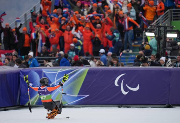 (260311) -- CORTINA D AMPEZZO, March 11, 2026 -- Jeroen Kampschreur of the Netherlands celebrates with the supporters after the Para Alpine Skiing Men s Alpine Combined Sitting event at the Milan-Cortina 2026 Paralympic Winter games, Winterspiele,Spiele, Summer games in Cortina D ampezzo, Italy, March 10, 2026. ) (SP)ITALY-CORTINA D AMPEZZO-PARALYMPIC WINTER GAMES-PARA ALPINE SKIING-MEN S ALPINE COMBINED-SITTING WangxKaiyan 