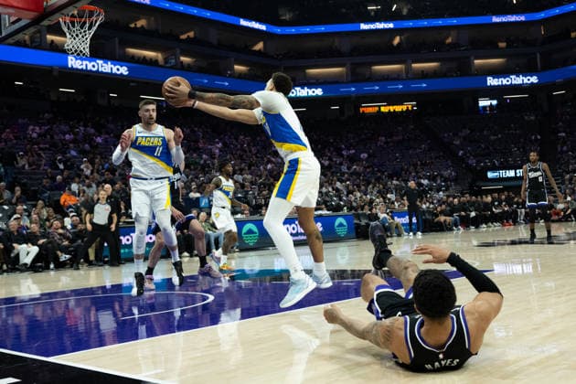 March 10, 2026, Sacramento, Ca, USA: Indiana Pacers forward Jalen Slawson (18) grabs rebound after Sacramento Kings guard Killian Hayes (3) missed shot during a game at the Golden 1 Center on Tuesday, March 10, 2026 in Sacramento. Sacramento USA - ZUMAj89_ 20260310_zaf_j89_026 Copyright: xPaulxKitagakixJr.x