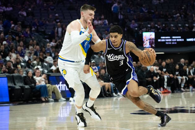 March 10, 2026, Sacramento, Ca, USA: Sacramento Kings guard Killian Hayes (3) drives against Indiana Pacers center Micah Potter (11) during a game at the Golden 1 Center on Tuesday, March 10, 2026 in Sacramento. Sacramento USA - ZUMAj89_ 20260310_zaf_j89_029 Copyright: xPaulxKitagakixJr.x