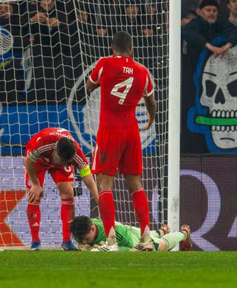 10 03 2026, Football UEFA Champions League 2025 2026 Round of 16, Atalanta Bergamo FC Bayern Munich, in the New Balance Arena Bergamo, Italy , Goalkeeper Jonas Urbig left, FC Bayern Munich lies on the ground with a head injury after a collision Joshua Kimmich FC Bayern Munich and Jonathan Tah FC Bayern Munich take care of him