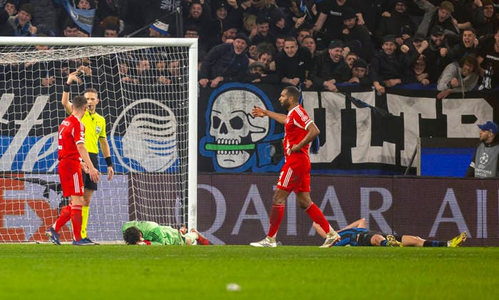 10 03 2026, Football UEFA Champions League 2025 2026 Round of 16, Atalanta Bergamo FC Bayern Munich, in the New Balance Arena Bergamo, Italy , Goalkeeper Jonas Urbig left, FC Bayern Munich lies on the ground with a head injury after a collision Joshua Kimmich FC Bayern Munich and Jonathan Tah FC Bayern Munich take care of him