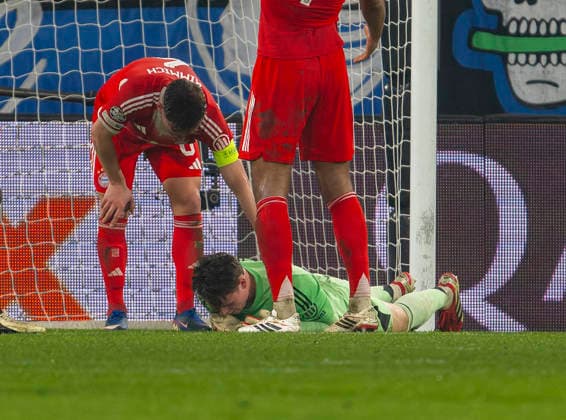 10 03 2026, Football UEFA Champions League 2025 2026 Round of 16, Atalanta Bergamo FC Bayern Munich, in the New Balance Arena Bergamo, Italy , Goalkeeper Jonas Urbig left, FC Bayern Munich lies on the ground with a head injury after a collision Joshua Kimmich FC Bayern Munich and Jonathan Tah FC Bayern Munich take care of him