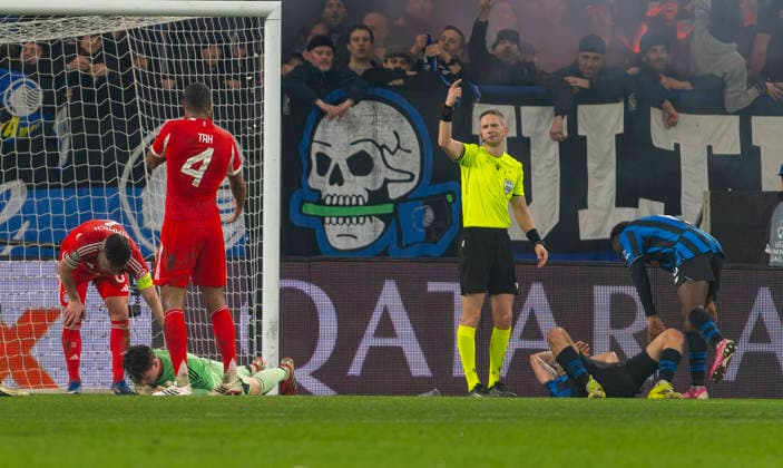 10 03 2026, Football UEFA Champions League 2025 2026 Round of 16, Atalanta Bergamo FC Bayern Munich, in the New Balance Arena Bergamo, Italy , Goalkeeper Jonas Urbig left, FC Bayern Munich lies on the ground with a head injury after a collision Joshua Kimmich FC Bayern Munich and Jonathan Tah FC Bayern Munich take care of him