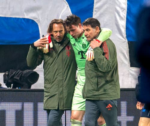 10 03 2026, Football UEFA Champions League 2025 2026 Round of 16, Atalanta Bergamo FC Bayern Munich, at the New Balance Arena Bergamo, Italy , Goalkeeper Jonas Urbig FC Bayern Munich is led off the pitch with a head injury