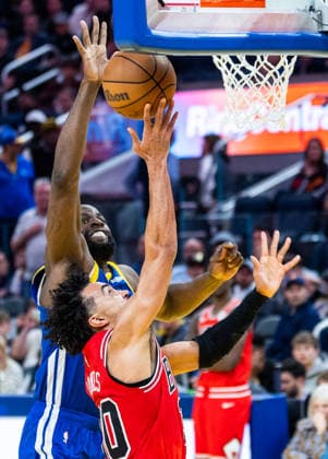 (260311) -- SAN FRANCISCO, March 11, 2026 -- Draymond Green (L) of Golden State Warriors competes during the 2025-2026 NBA, Basketball Herren, USA regular season basketball game between Chicago Bulls and Golden State Warriors in San Francisco, the United States, March 10, 2026. (Photo by Xinhua) (SP)U.S.-SAN FRANCISCO-BASKETBALL-NBA-WARRIORS VS BULLS DongxXudong 