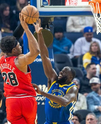 (260311) -- SAN FRANCISCO, March 11, 2026 -- Draymond Green (R) of Golden State Warriors competes during the 2025-2026 NBA, Basketball Herren, USA regular season basketball game between Chicago Bulls and Golden State Warriors in San Francisco, the United States, March 10, 2026. (Photo by Xinhua) (SP)U.S.-SAN FRANCISCO-BASKETBALL-NBA-WARRIORS VS BULLS DongxXudong 