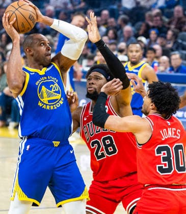 (260311) -- SAN FRANCISCO, March 11, 2026 -- Al Horford (L) of Golden State Warriors competes during the 2025-2026 NBA, Basketball Herren, USA regular season basketball game between Chicago Bulls and Golden State Warriors in San Francisco, the United States, March 10, 2026. (Photo by Xinhua) (SP)U.S.-SAN FRANCISCO-BASKETBALL-NBA-WARRIORS VS BULLS DongxXudong 