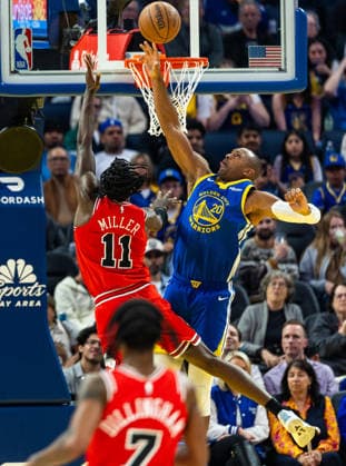 (260311) -- SAN FRANCISCO, March 11, 2026 -- Al Horford (top R) of Golden State Warriors competes during the 2025-2026 NBA, Basketball Herren, USA regular season basketball game between Chicago Bulls and Golden State Warriors in San Francisco, the United States, March 10, 2026. (Photo by Xinhua) (SP)U.S.-SAN FRANCISCO-BASKETBALL-NBA-WARRIORS VS BULLS DongxXudong 