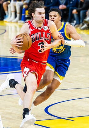 (260311) -- SAN FRANCISCO, March 11, 2026 -- Josh Giddey (L) of Chicago Bulls competes during the 2025-2026 NBA, Basketball Herren, USA regular season basketball game between Chicago Bulls and Golden State Warriors in San Francisco, the United States, March 10, 2026. (Photo by Xinhua) (SP)U.S.-SAN FRANCISCO-BASKETBALL-NBA-WARRIORS VS BULLS DongxXudong 