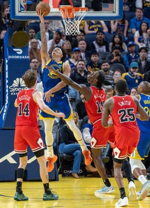 (260311) -- SAN FRANCISCO, March 11, 2026 -- Gui Santos (top) of Golden State Warriors competes during the 2025-2026 NBA, Basketball Herren, USA regular season basketball game between Chicago Bulls and Golden State Warriors in San Francisco, the United States, March 10, 2026. (Photo by Xinhua) (SP)U.S.-SAN FRANCISCO-BASKETBALL-NBA-WARRIORS VS BULLS DongxXudong 