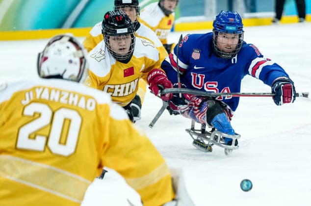 (260311) -- MILAN, March 11, 2026 -- Declan Farmer (R)of the United States scores during the Para Ice hockey, Eishockey preliminary round match of Group A between the United States and China at the Milan-Cortina 2026 Paralympic Winter games, Winterspiele,Spiele, Summer games in Milan, Italy, March 10, 2026. ) (SP)ITALY-MILAN-PARALYMPIC WINTER GAMES-PARA ICE HOCKEY-USA VS CHINA LixJing 