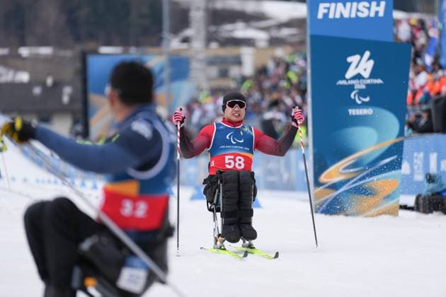 (260311) -- TESERO, March 11, 2026 -- Zheng Peng (R) of China crosses the finish line during the final match of the men s 10km interval start sitting of Para Cross-Country Skiing at the Milan-Cortina 2026 Paralympic Winter games, Winterspiele,Spiele, Summer games in Tesero, Italy, March 11, 2026. ) (SP)ITALY-TESERO-PARALYMPIC WINTER GAMES-PARA CROSS-COUNTRY-MEN S 10KM INTERVAL START SITTING LianxZhen 