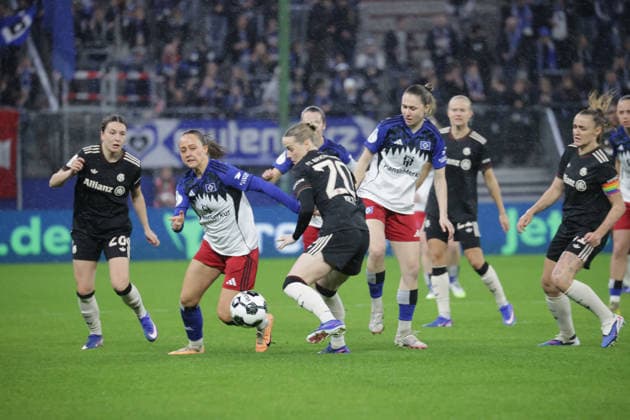 Duel between Pauline Machtens HSV and Franziska Kett FC Bayern Muenchen Football, Season 2025 2026, Women, DFB Cup, Quarterfinal, Volksparkstadion Hamburg, Hamburger SV vs FC Bayern Muenchen DFL REGULATIONS PROHIBIT ANY USE OF PHOTOGRAPHS AS IMAGE SEQUENCES AND OR QUASI VIDEO