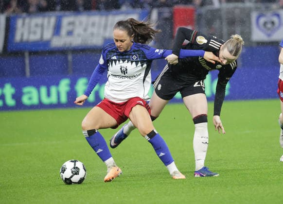 Duel between Pauline Machtens HSV and Franziska Kett FC Bayern Muenchen Football, Season 2025 2026, Women, DFB Cup, Quarterfinal, Volksparkstadion Hamburg, Hamburger SV vs FC Bayern Muenchen DFL REGULATIONS PROHIBIT ANY USE OF PHOTOGRAPHS AS IMAGE SEQUENCES AND OR QUASI VIDEO