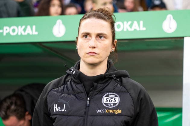 Germany Football DFB Cup Womens Quarter Final 2025 2026 SGS Essen vs SV Werder Bremen Stadion an der Hafenstrasse Essen before the match Heleen Jaques Coach, SGS Essen Copyright: xOrhanxHabashx