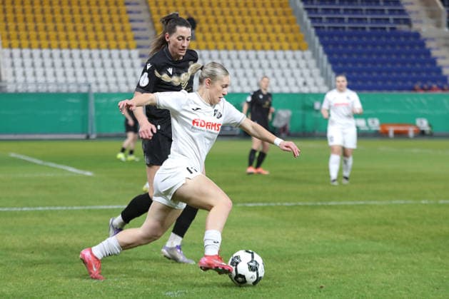 DFB Pokal Frauen FC Carl Zeiss Jena SC Sand 1946 11 03 26 Leni Fischer 11, SC Sand in front of captain Merza Julevic 10, Carl Zeiss Jena Fußball, DFB Pokal Frauen, Viertelfinale FC Carl Zeiss Jena vs SC Sand 1946 am 11 03 26 im Ernst Abbe Sportfeld ad hoc arena, Jena DFL REGULATIONS PROHIBIT ANY USE OF PHOTOGRAPHS AS IMAGE SEQUENCES AND OR QUASI VIDEO Copyright: xBEAUTIFULxSPORTS JanxKaeferx