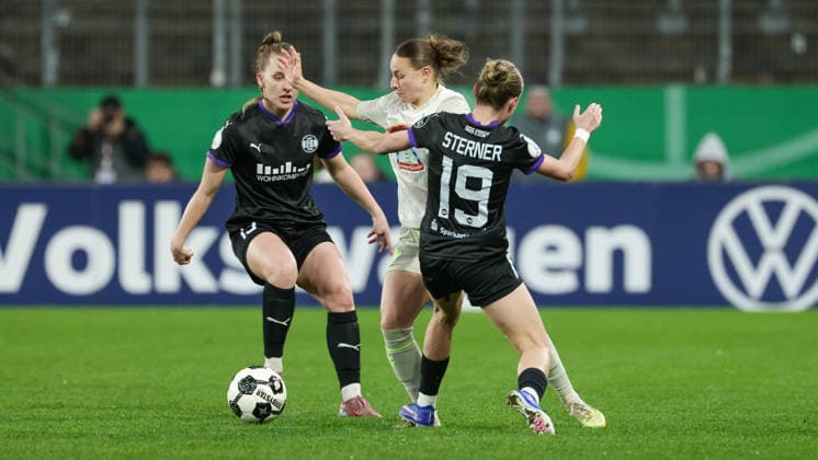from left Maike Berentzen SGS Essen, 13 , Chiara D Angelo SV Werder Bremen, 2 and Beke Sterner SGS Essen, 19 in duel, duel, dynamics, action, action scene, THE DFB REGULATIONS PROHIBIT ANY USE OF PHOTOGRAPHS AS IMAGE SEQUENCES AND OR QUASI VIDEO , 11 03 2026, Essen Germany , Football, DFB Cup Women, SGS Essen SV Werder Bremen xobx