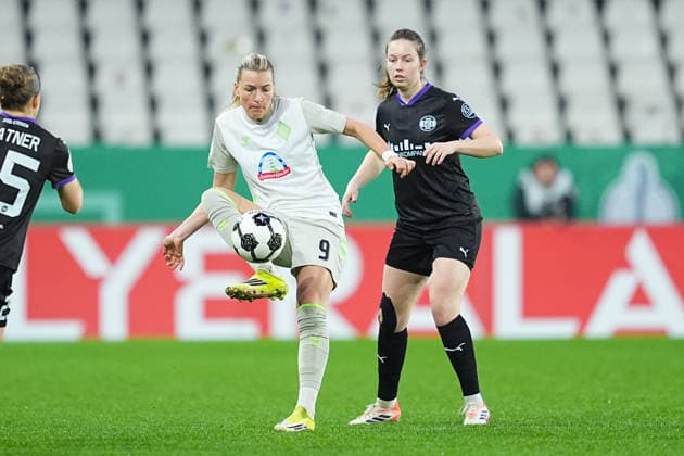 11 03 2025, xydrx, Soccer, DFB Pokal Quarterfinal Women, SGS Essen SV Werder Bremen, Season 2025 2026, Stadion an der Hafenstraße Medina Desic SV Werder Bremen, 9 in duel against Jana Feldkamp SGS Essen, 31 DFB regulations prohibit any use of photographs as image sequences and or quasi video Copyright: HMBxMedia YannisxDreimann