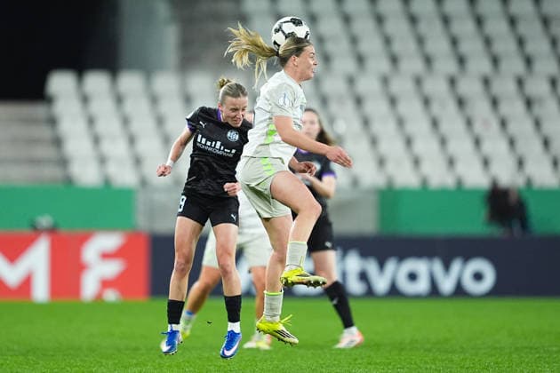 11 03 2025, xydrx, Soccer, DFB Cup quarterfinals women, SGS Essen SV Werder Bremen, season 2025 2026, Stadion an der Hafenstraße Beke Sterner SGS Essen, 19 in duel against Juliane Wirtz SV Werder Bremen, 28 DFB regulations prohibit any use of photographs as image sequences and or quasi video Copyright: HMBxMedia YannisxDreimann