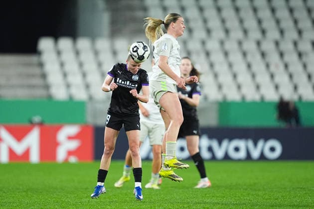 11 03 2025, xydrx, Soccer, DFB Cup quarterfinals women, SGS Essen SV Werder Bremen, season 2025 2026, Stadion an der Hafenstraße Beke Sterner SGS Essen, 19 in duel against Juliane Wirtz SV Werder Bremen, 28 DFB regulations prohibit any use of photographs as image sequences and or quasi video Copyright: HMBxMedia YannisxDreimann