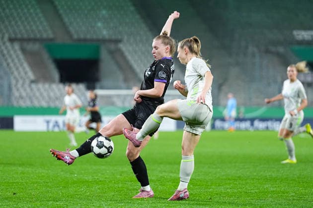 11 03 2025, xydrx, Football, DFB Cup quarter-final women, SGS Essen SV Werder Bremen, Season 2025 2026, Stadion an der Hafenstraße Maike Berentzen SGS Essen, 13 in duel against Michelle Weiß SV Werder Bremen, 15 DFB regulations prohibit any use of photographs as image sequences and or quasi video Copyright: HMBxMedia YannisxDreimann