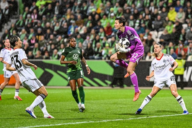 Soccer I Women I Season 2025 2026 I DFB Pokal I VfL Wolfsburg Eintracht Frankfurt I 11 03 2026 Lina Altenburg 12, Eintracht Frankfurt catches the ball in front of the onrushing Lineth Beerensteyn 9, VfL Wolfsburg in the air Wolfsburg AOK Stadion Niedersachsen Germany Copyright: xLobeca InesxHähnelx
