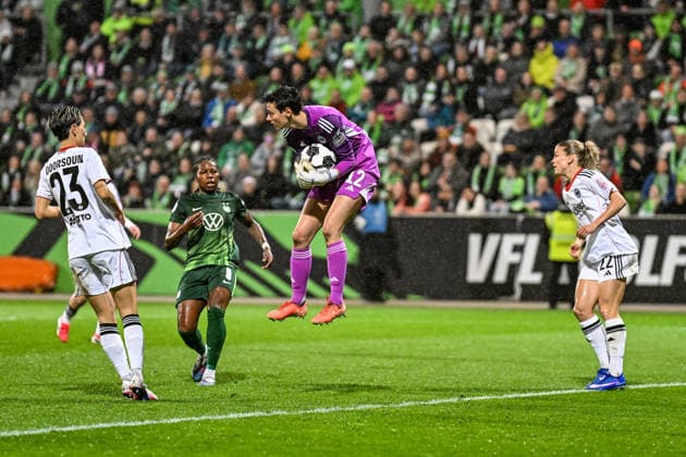 Soccer I Women I Season 2025 2026 I DFB Pokal I VfL Wolfsburg Eintracht Frankfurt I 11 03 2026 Lina Altenburg 12, Eintracht Frankfurt catches the ball in front of the onrushing Lineth Beerensteyn 9, VfL Wolfsburg in the air Wolfsburg AOK Stadion Niedersachsen Germany Copyright: xLobeca InesxHähnelx