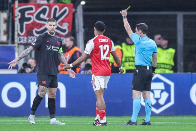 Soccer Champions League Round of 16 Bayer 04 Leverkusen FC Arsenal on 11 03 2026 at the BayArena in Leverkusen Robert Andrich Leverkusen , left sees the yellow card from referee Halil Umut Meler Turkey , right xJRx