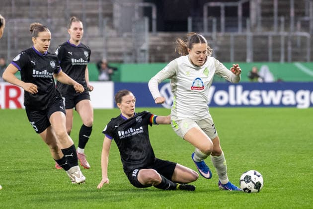 Duel between Lena Ostermeier SGS Essen, 18 and Mara Alber SV Werder Bremen, 37 SGS Essen vs SV Werder Bremen, Football, DFB Pokal Women, Quarterfinals, Season 2025 2026, 11 03 2026 DFL DFB Regulations prohibit any use of Photographs as image sequences and or Quasivideo SGS Essen vs SV Werder Bremen, Football, DFB Pokal Women, Quarterfinals, Season 2025 2026, 11 03 2026 Essen Copyright: xEibner-Pressefoto ThomasxHaeslerx EP_THR