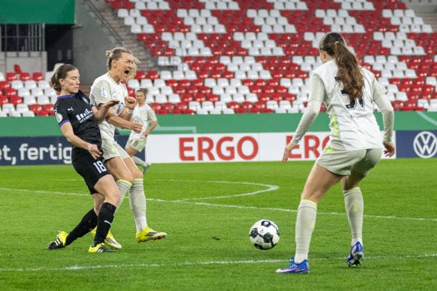 Duel between Lena Ostermeier SGS Essen, 18 and Medina Desic SV Werder Bremen, 09 SGS Essen vs SV Werder Bremen, Football, DFB Pokal Frauen, Viertelfinale, Saison 2025 2026, 11 03 2026 DFL DFB Regulations prohibit any use of Photographs as image sequences and or Quasivideo SGS Essen vs SV Werder Bremen, Football, DFB Pokal Frauen, Viertelfinale, Saison 2025 2026, 11 03 2026 Essen Copyright: xEibner-Pressefoto ThomasxHaeslerx EP_THR