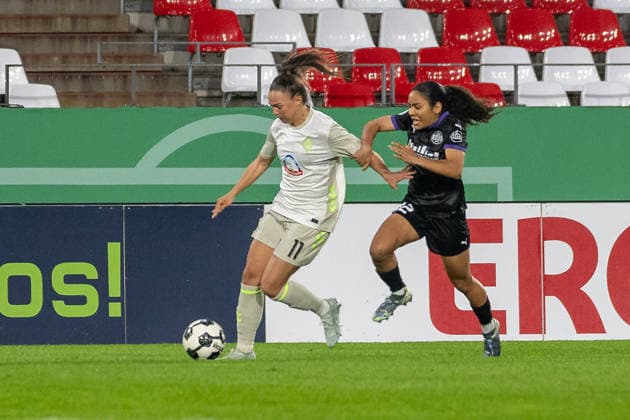 Duel between Maja Sternad SV Werder Bremen, 11 and Ella Touon SGS Essen, 32 SGS Essen vs SV Werder Bremen, Football, DFB Pokal Frauen, Viertelfinale, Saison 2025 2026, 11 03 2026 DFL DFB Regulations prohibit any use of Photographs as image sequences and or Quasivideo SGS Essen vs SV Werder Bremen, Football, DFB Pokal Frauen, Viertelfinale, Saison 2025 2026, 11 03 2026 Essen Copyright: xEibner-Pressefoto ThomasxHaeslerx EP_THR