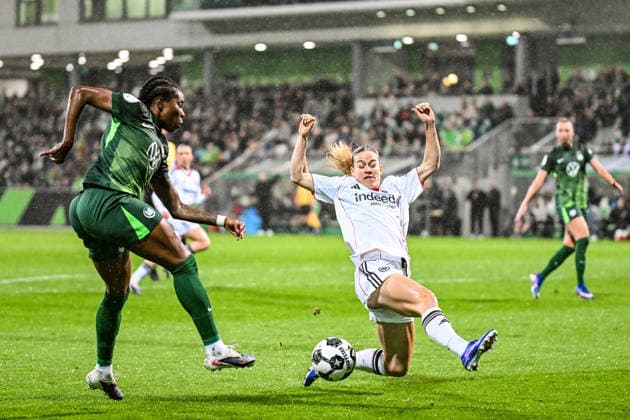 Soccer I Women I Season 2025 2026 I DFB Cup I VfL Wolfsburg Eintracht Frankfurt I 11 03 2026 duel Lineth Beerensteyn 9, VfL Wolfsburg shoots on goal, Nadine Andrina Riesen 22, Eintracht Frankfurt throws herself in front of the ball Wolfsburg AOK Stadium Lower Saxony Germany Copyright: xLobeca InesxHähnelx