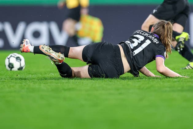 2026 03 11, Soccer, DFB Cup Women, SGS Essen SV Werder Bremen, Quarterfinals, Stadion an der Hafenstraße, Women, Season 2025 2026 Ella Touon SGS Essen 32 defends in the penalty area DFB regulations prohibit any use of photographs as image sequences and or quasi video North Rhine-Westphalia Germany
