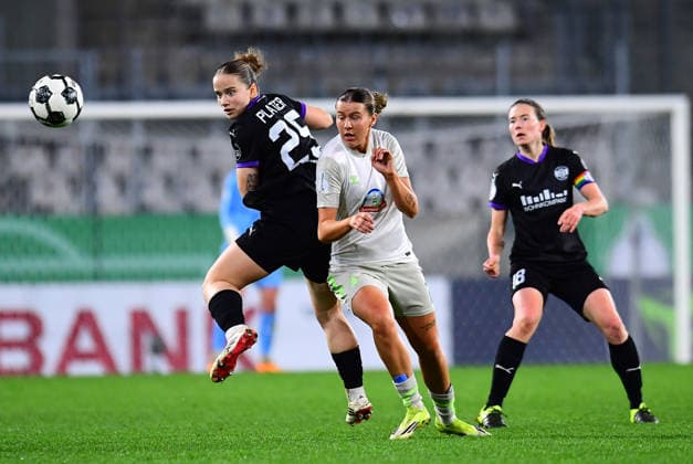 Soccer Women DFB Cup Season 2025 2026 Quarterfinal SGS Essen Werder Bremen on 11 03 2026 at the stadium at the Hafenstraße in Essen Paulina Ruth Eugenie Platner SGS Essen , left Larissa Michelle Mühlhaus Werder Bremen , right Lena Ostermeier SGS Essen , behind DFB regulations prohibit any use of photographs as image sequences and or quasi video Nordrhein Westfalen Germany