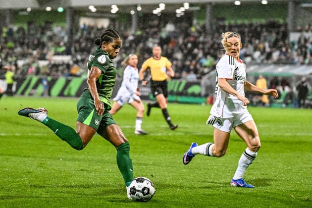 Soccer I Women I Season 2025 2026 I DFB Pokal I VfL Wolfsburg Eintracht Frankfurt I 11 03 2026 Goal kick Lineth Beerensteyn 9, VfL Wolfsburg , right running Nadine Andrina Riesen 22, Eintracht Frankfurt with Wolfsburg AOK Stadion Niedersachsen Germany Copyright: xLobeca InesxHähnelx