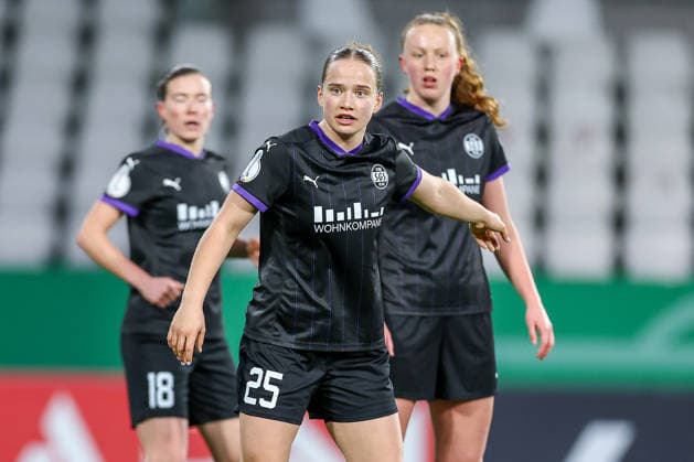 2026 03 11, Soccer, DFB Cup Women, SGS Essen SV Werder Bremen, Quarterfinals, Stadion an der Hafenstraße, Women, Season 2025 2026 Paulina Platner SGS Essen 25 gesticulating on the pitch DFB regulations prohibit any use of photographs as image sequences and or quasi video North Rhine-Westphalia Germany