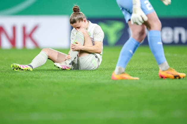 2026 03 11, Soccer, DFB Cup Women, SGS Essen SV Werder Bremen, Quarterfinals, Stadion an der Hafenstraße, Women, Season 2025 2026 Michelle Ulbrich Werder Bremen 05 sits in pain on the pitch DFB regulations prohibit any use of photographs as image sequences and or quasi video North Rhine-Westphalia Germany