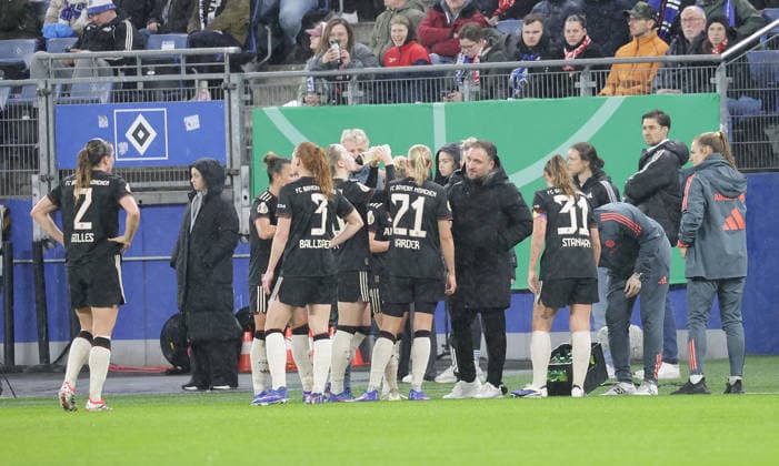 Coach Jose Barcala FC Bayern Muenchen Football, Season 2025 2026, Women, DFB Cup, Quarterfinal, Volksparkstadion Hamburg, Hamburger SV vs FC Bayern Muenchen DFL REGULATIONS PROHIBIT ANY USE OF PHOTOGRAPHS AS IMAGE SEQUENCES AND OR QUASI VIDEO