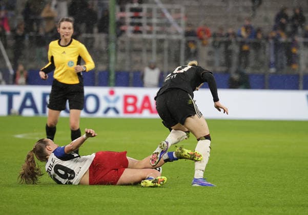 Leni Eggert HSV sees Franziska Kett FC Bayern Muenchen yellow carded for this foul Football, Season 2025 2026, Women, DFB Pokal, Quarter-final, Volksparkstadion Hamburg, Hamburger SV vs FC Bayern Muenchen DFL REGULATIONS PROHIBIT ANY USE OF PHOTOGRAPHS AS IMAGE SEQUENCES AND OR QUASI VIDEO