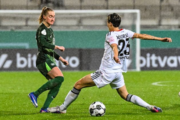 Soccer I Women I Season 2025 2026 I DFB Cup I VfL Wolfsburg Eintracht Frankfurt I 11 03 2026 Janina Minge 6, VfL Wolfsburg tunnels Sara Doorsoun Khajeh 23, Eintracht Frankfurt in a duel Wolfsburg AOK Stadium Lower Saxony Germany Copyright: xLobeca InesxHähnelx
