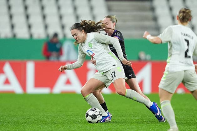 11 03 2025, xydrx, Soccer, DFB Cup quarterfinals women, SGS Essen SV Werder Bremen, season 2025 2026, Stadion an der Hafenstraße Mara Alber SV Werder Bremen, 37 in duel against Beke Sterner SGS Essen, 19 DFB regulations prohibit any use of photographs as image sequences and or quasi video Copyright: HMBxMedia YannisxDreimann