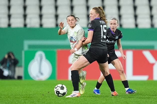 11 03 2025, xydrx, Soccer, DFB Pokal Quarterfinal Women, SGS Essen SV Werder Bremen, Season 2025 2026, Stadion an der Hafenstraße Chiara D Angelo SV Werder Bremen, 2 in duel against Laura Pucks SGS Essen, 15 DFB regulations prohibit any use of photographs as image sequences and or quasi video Copyright: HMBxMedia YannisxDreimann
